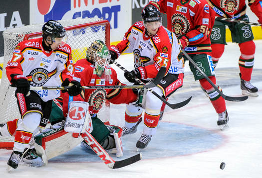 Luleås Per Ledin och Anton Hedman jagar pucken framför