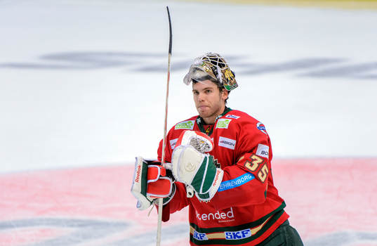 Frölundas målvakt Linus Fernström tacka publiken