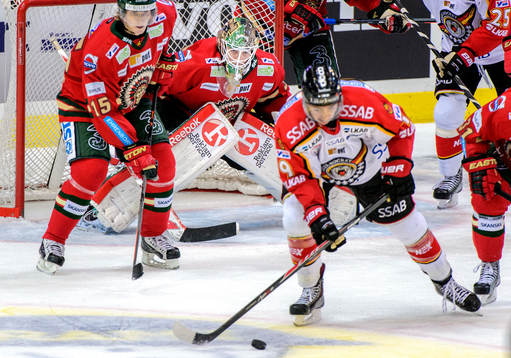 Frölundas målvakt Linus Fernström följer pucken med