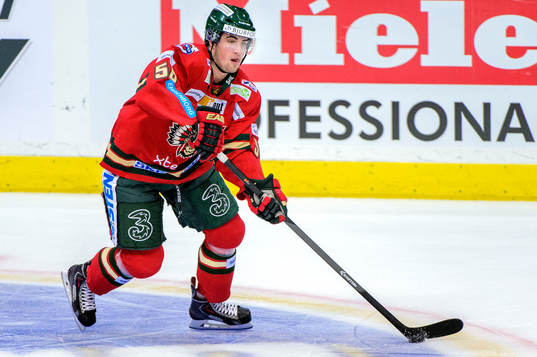 Frölundas Erik Gustafsson med pucken