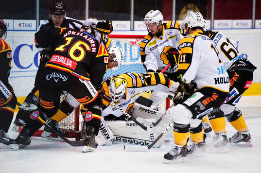 Brynäs Petteri Nokelainen oroar framför Skellefteås