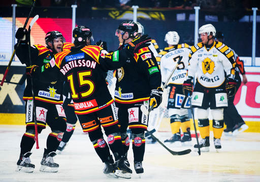 Brynäs Anton Rödin (h) gratuleras till sitt 1-0-mål