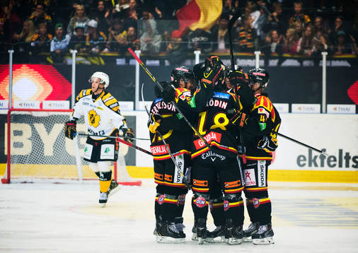 Brynäs Anton Rödin (nr 18) kramas om av sina medspelare