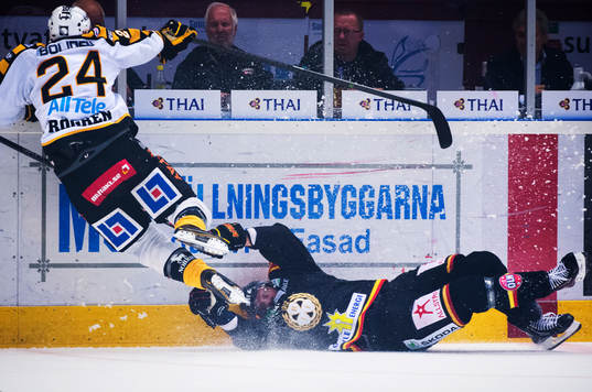 Skellefteås Jonas Frögren flyger i en närkamp med