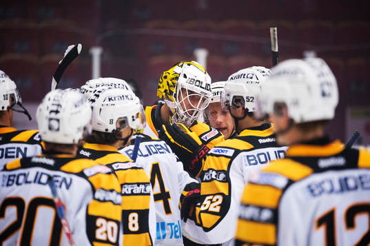 Skellefteås målvakt Henrik Karlsson jublar