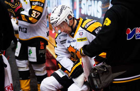 Skellefteås Erik Andersson kyler sin högra hand