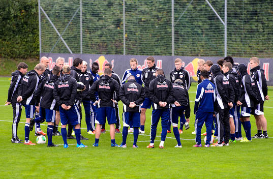 Red Bull Salzburg samlas innan träningen