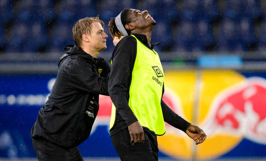 Elfsborgs Simon Hedlund och Mohamed Bangura skojar