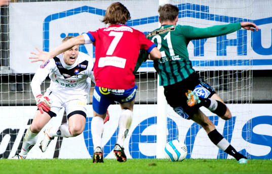 Örgrytes målvakt Peter Abrahamsson rusar ut när Varbergs