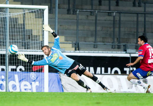 Varbergs målvakt Dan Sadé ser Örgrytes Richard Yarsuvat