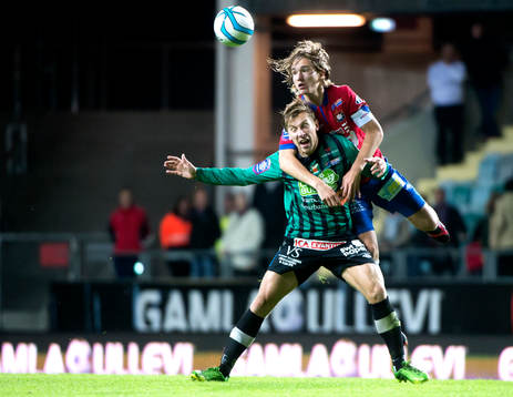 Örgrytes Jakob Lindström när högre än Varbergs Pierre
