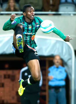 Varbergs Ibrahim Koroma tar ner bollen
