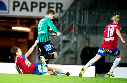 Örgrytes Hannes Sahlin tar bollen av Varbergs Gabriel