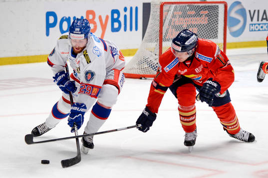 Oskarshamns Linus Morin jagas av Djurgårdens  Henrik