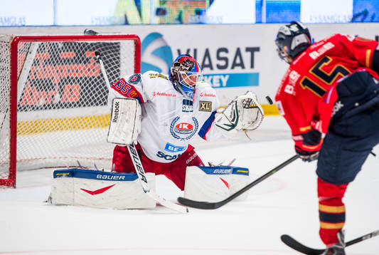 Oskarshamns målvakt Michal Zajkowski plockar pucken
