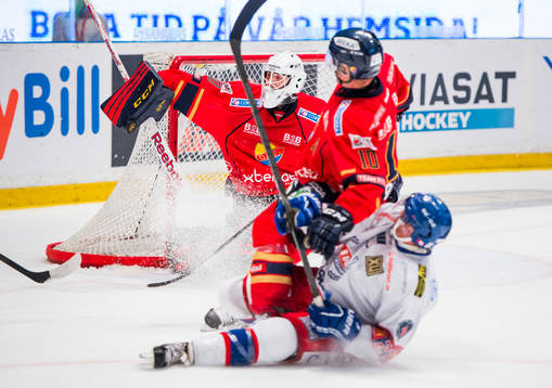 Djurgårdens målvakt Johan Mattsson stöter bort pucken