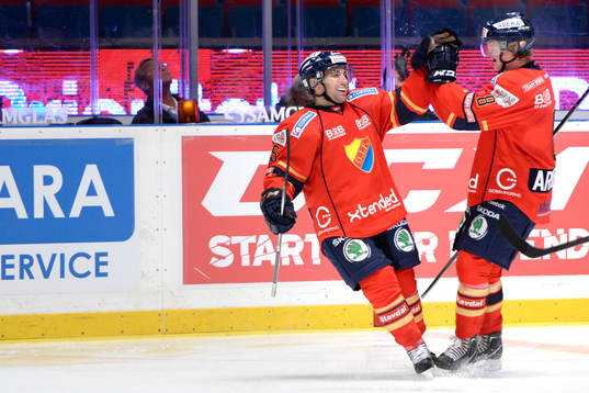 Djurgårdens Steve Saviano (tv) jublar