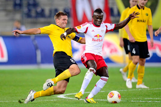 Elfsborgs Anders Svensson och Salzburgs Sadio Mané