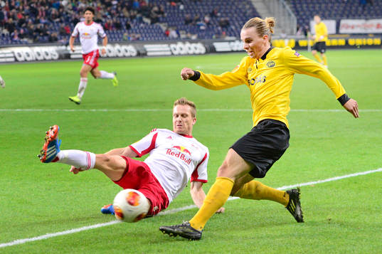 Salzburgs Christian Schwegler och Elfsborgs Niklas Hult