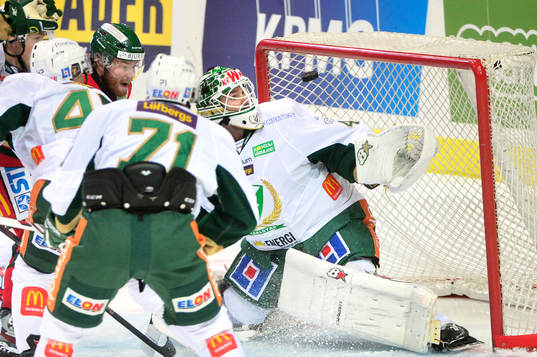 Frölundas Per Åslund ser pucken nästan gå in bakom
