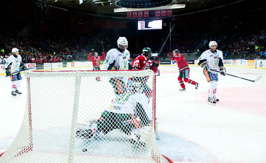 Jubel hos Frölunda när John Klingberg gör 1-0 bakom