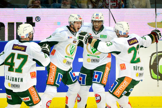Färjestads Rickard Wallin jublar med lagkamraterna
