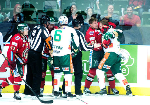 Frölundas Jonas Ahnelöv och Färjestads David Liffiton i