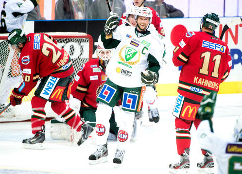 Färjestads Rickard Wallin gör 1-3 och jublar