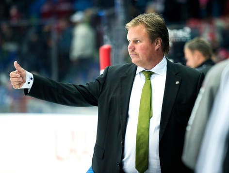 Färjestad tränare Leif Carlsson gör tummen upp