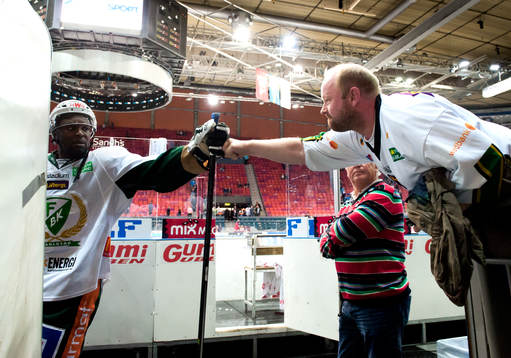Ett Färjestadfan tackar Shawn Belle för matchen