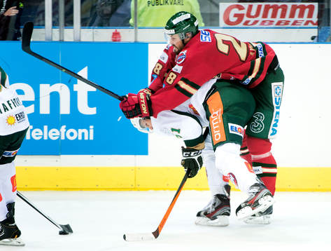 Frölundas Dick Axelsson stoppas av Färjestads Rickard