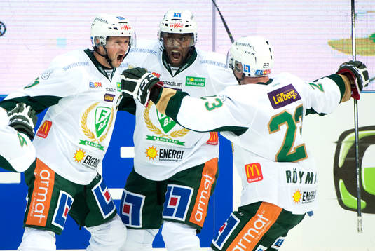 Färjestads Rickard Wallin gör 1-1 och jublar ikapp med