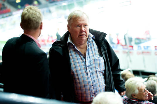 Bert Karlsson i publiken innan ishockeymatchen i SHL mellan