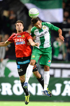 GAIS Daniel Mendes i nickduell med Hammarbys Viktor Nordin