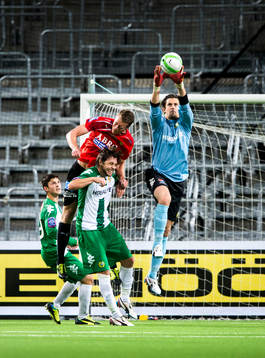 Hammarbys målvakt Johannes Hopf plockar ned bollen