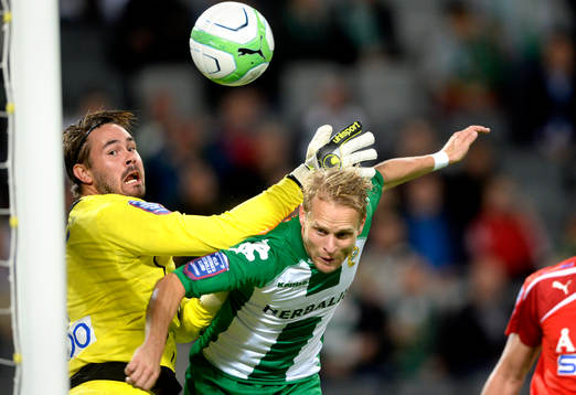 GAIS målvakt Tommi Vaiho och Hammarbys Erik Sundin