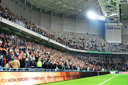 Publiken vänder blickarna mot bråket som uppstår