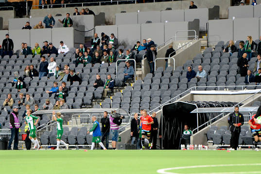 Spelarna kommer ut på planen igen för att återuppta
