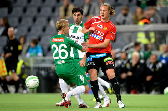 GAIS Marcus Översjö spelar bollen vidare förbi Hammarbys
