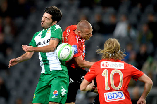 Hammarbys Nahir Besara i nickduell med GAIS Joel Johansson
