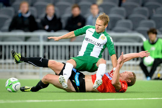 Hammarbys Erik Sundin glidtacklas av GAIS Björn Andersson