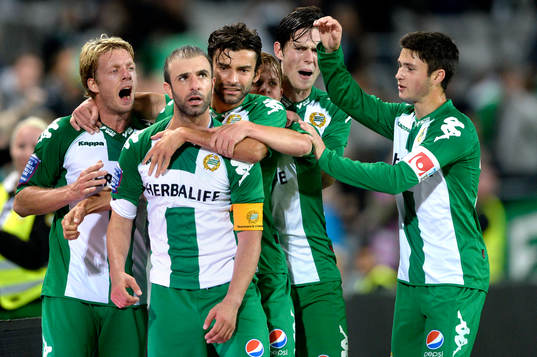 Hammarbys Kennedy Bakircioglu jublar med lagkamraterna