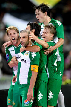 Hammarbys Kennedy Bakircioglu jublar med lagkamraterna