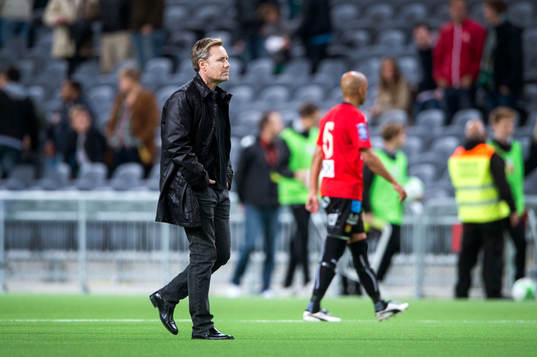 GAIS tränare Thomas Askebrand med tunga steg