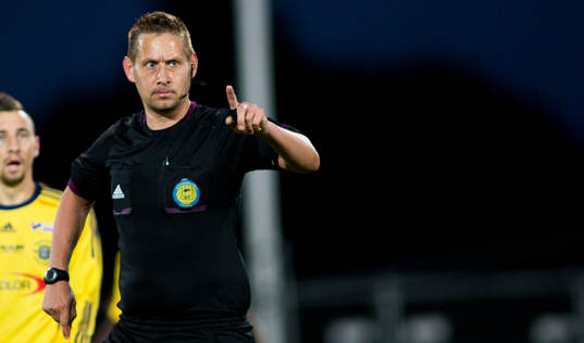 Ängelholms Jesper Björkman (ej i bild) får rött kort av