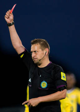Ängelholms Jesper Björkman (ej i bild) får rött kort av