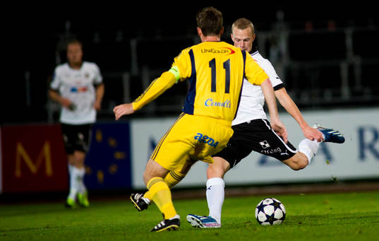 Örebros Daniel Gustavsson skjuter in 0-1 och Ängelholms
