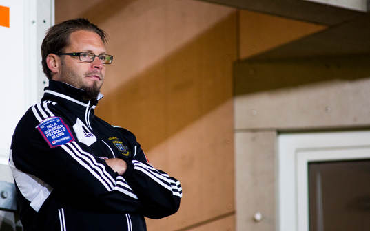 Ängelholms tränare Joakim Persson visas upp på läktaren