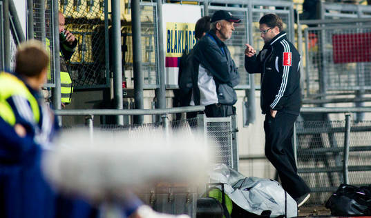 Ängelholms tränare Joakim Persson visas upp på läktaren
