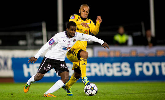 Ängelholms Junes Barny tar bollen från Örebros Mohammed